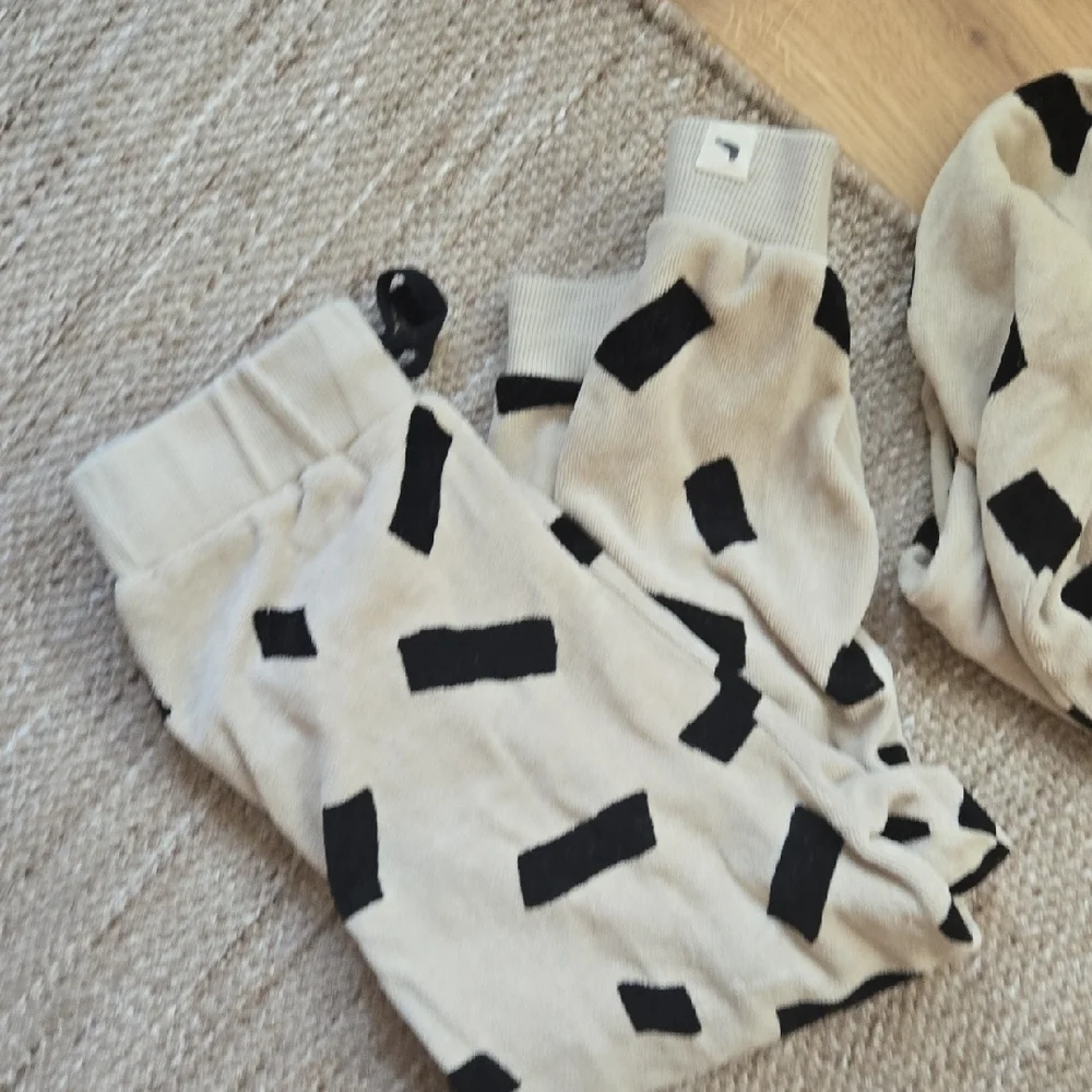 Turtledove London Cream and Black Kids Sweater and Pants Set, 6/7, VGUC, Unisex
